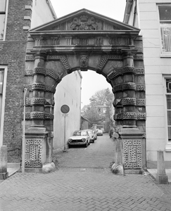 880806 Gezicht op de aan de Nieuwegracht te Utrecht gelegen Hofpoort.